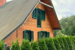 Drewniany dom z okiennicami