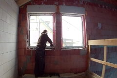 Einbau des Fensterrahmens mit Innen- und Außennbändern